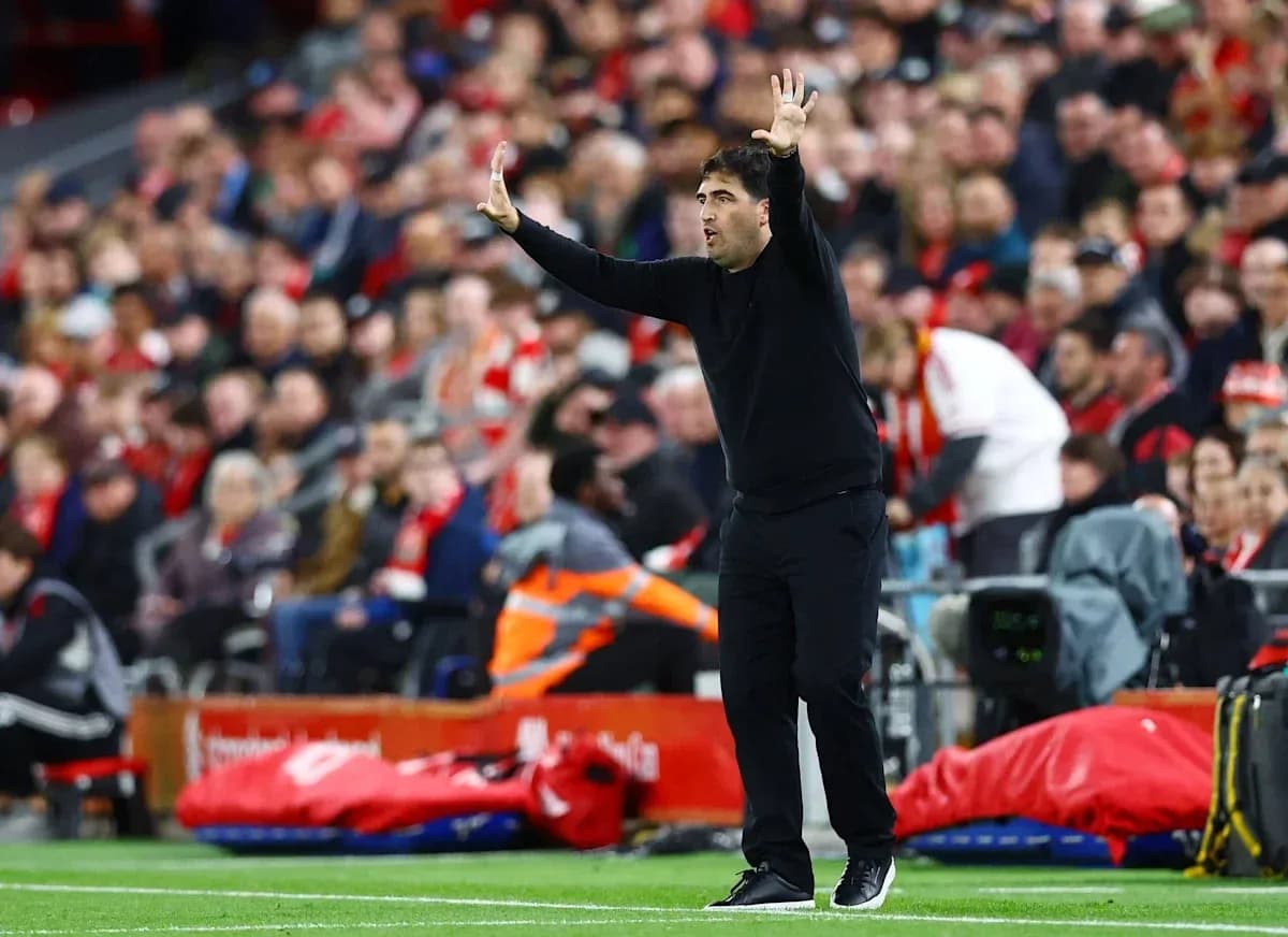 Entrenador dirigiendo desde la línea de banda