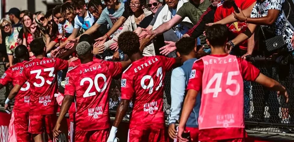 Jugadores del New York RB II saludando a los aficionados