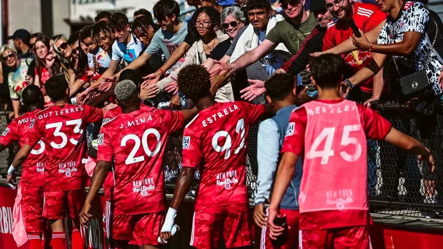Jugadores del New York RB II saludando a los aficionados