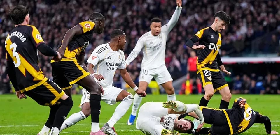 Acción de juego entre Real Madrid y Rayo Vallecano
