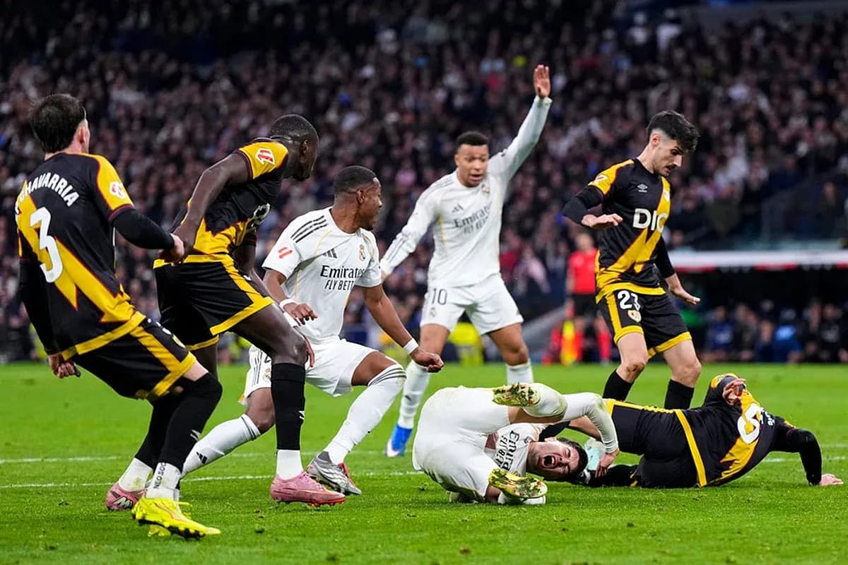 Acción de juego entre Real Madrid y Rayo Vallecano
