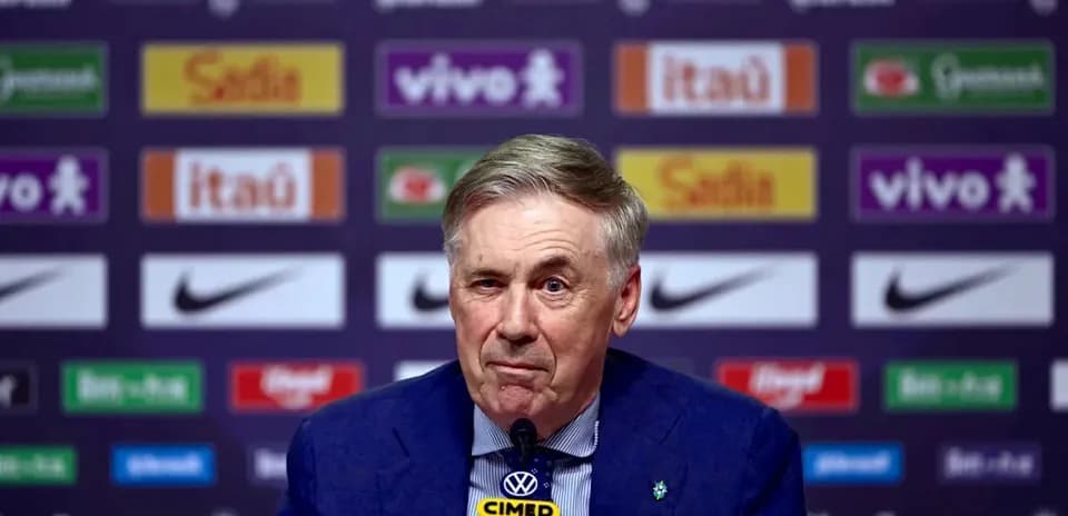 Entrenador en conferencia de prensa con fondo de patrocinadores