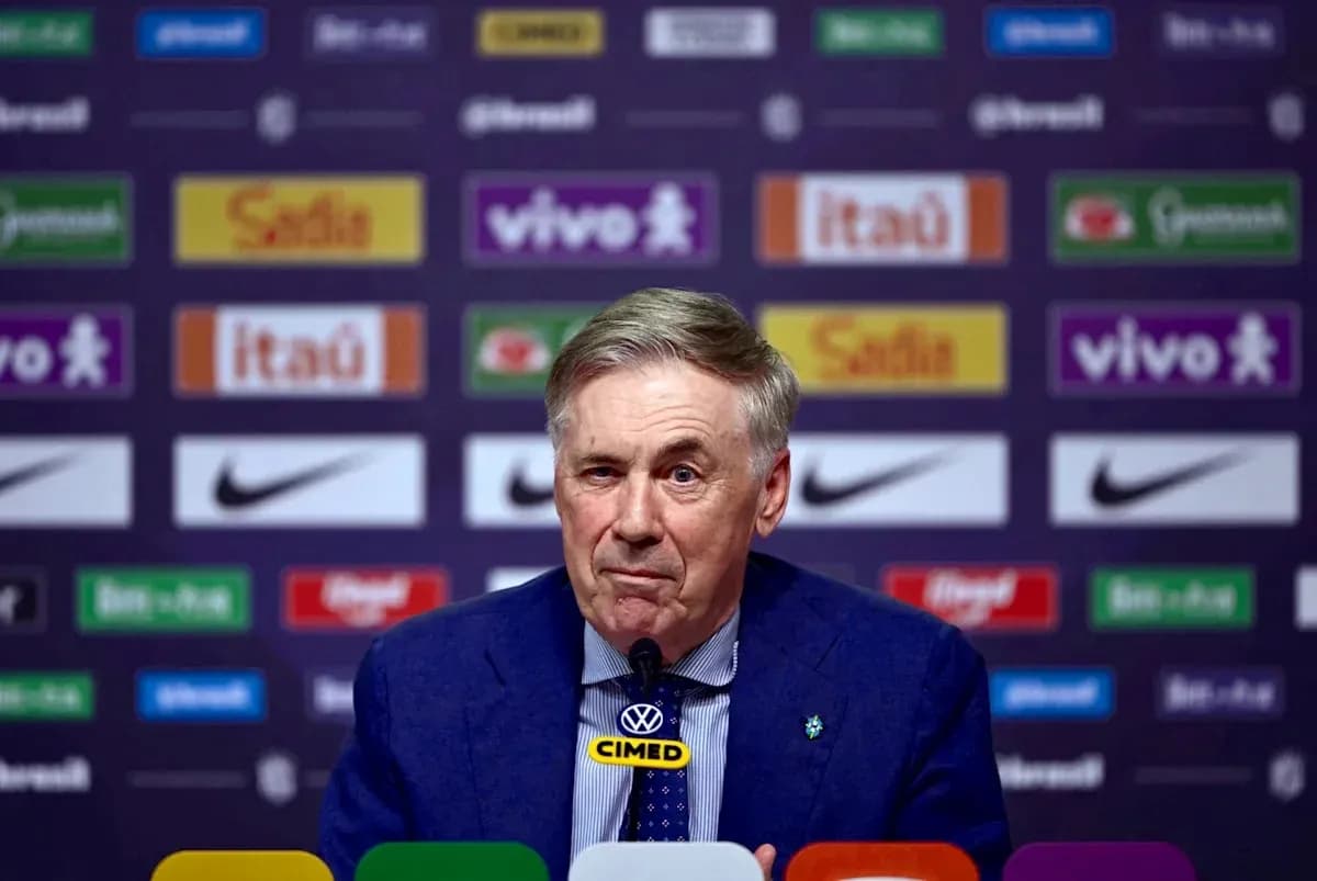 Entrenador en conferencia de prensa con fondo de patrocinadores