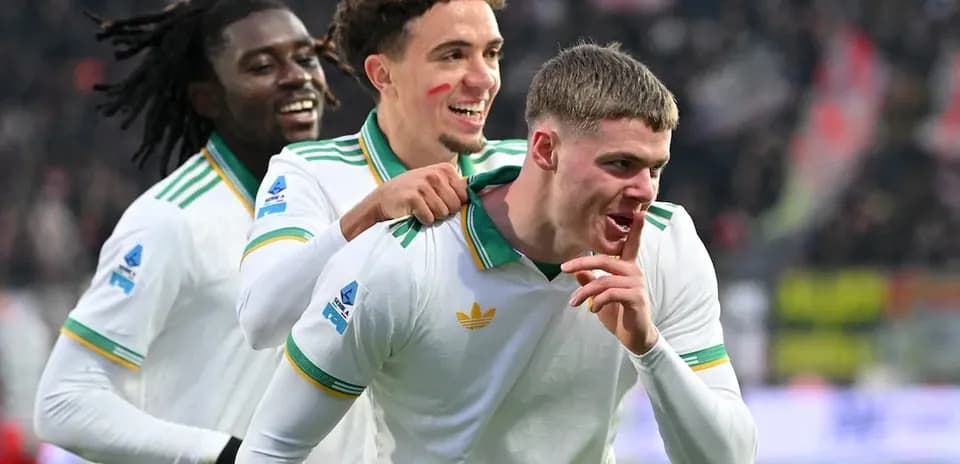 Jugadores celebrando un gol en partido
