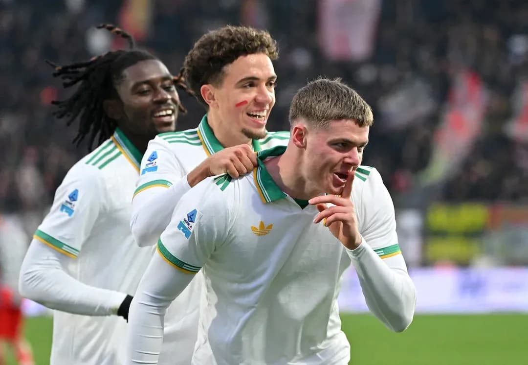Jugadores celebrando un gol en partido
