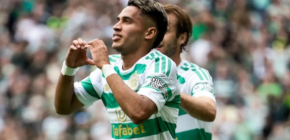 Jugador de Celtic celebrando un gol con gesto