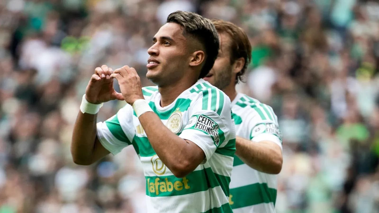 Jugador de Celtic celebrando un gol con gesto