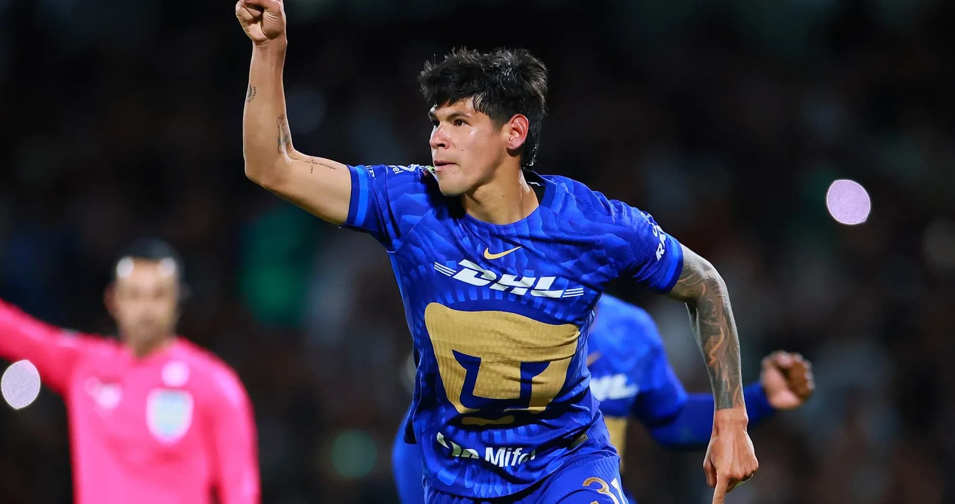 Jugador de Pumas celebra un gol
