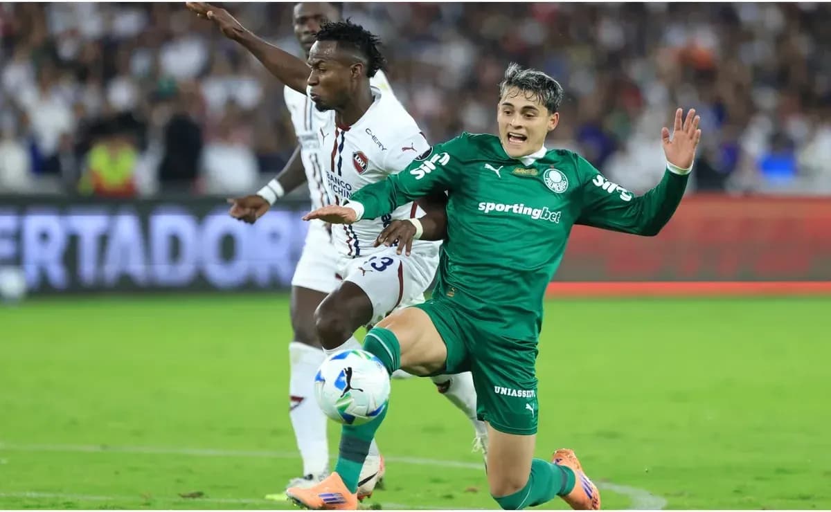 Jugador de Palmeiras en acción durante el partido