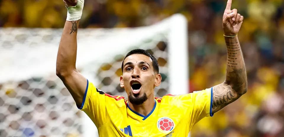 Jugador de Colombia celebrando un gol en el estadio