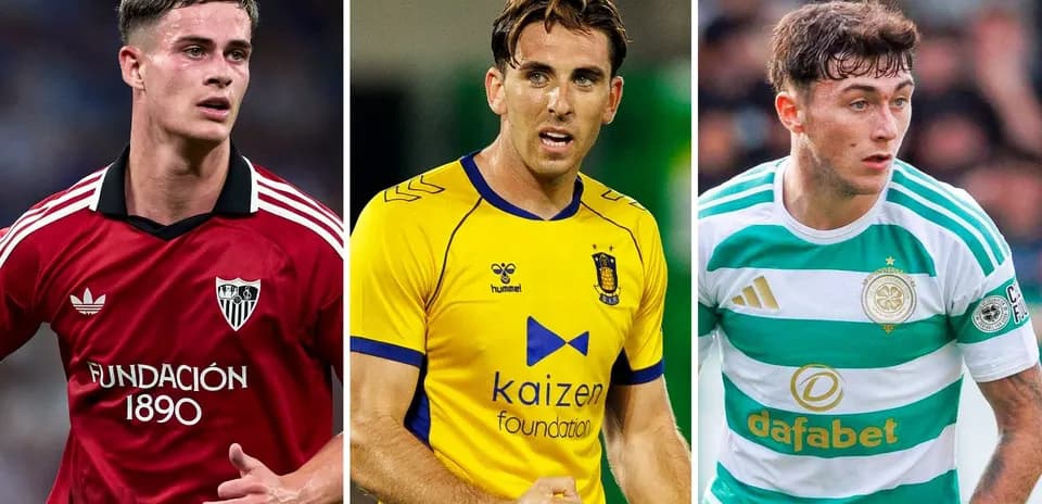Tres jugadores de fútbol en sus respectivos uniformes
