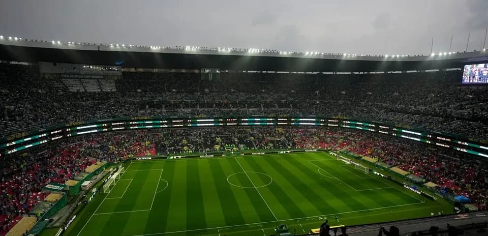 Estadio con afición y campo de fútbol preparado