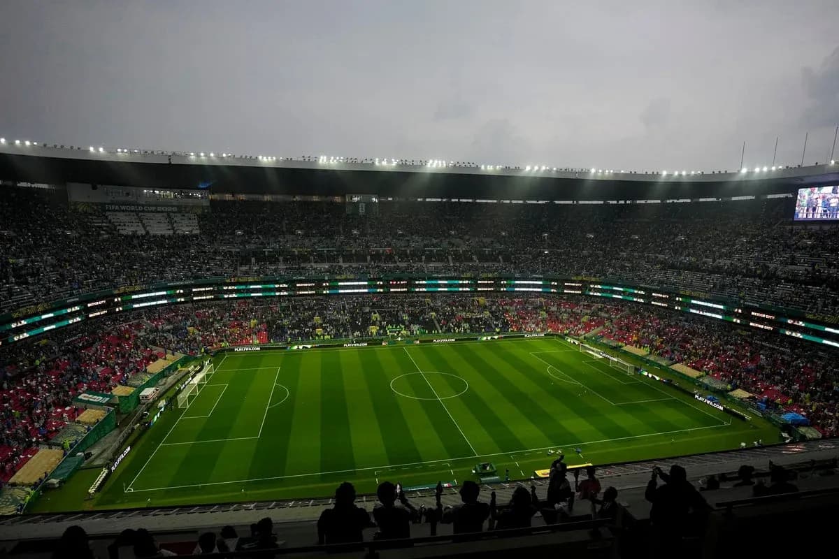 Estadio con afición y campo de fútbol preparado