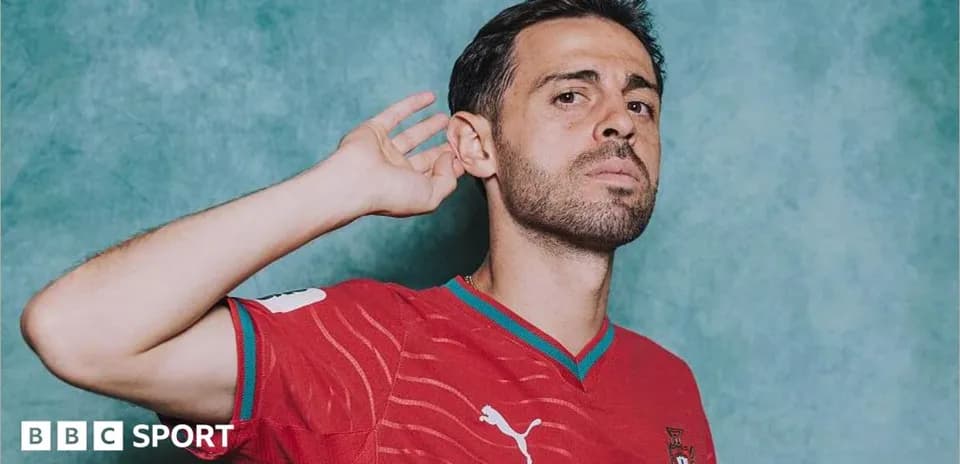 Jugador de fútbol posando en camiseta de Portugal