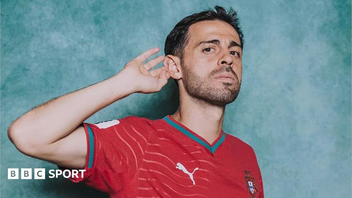 Jugador de fútbol posando en camiseta de Portugal