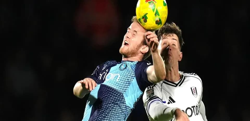 Dos jugadores compitiendo por el balón en un partido