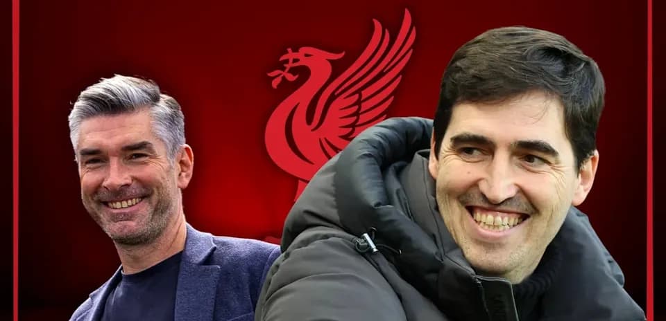 Entrenadores de Liverpool con fondo del club