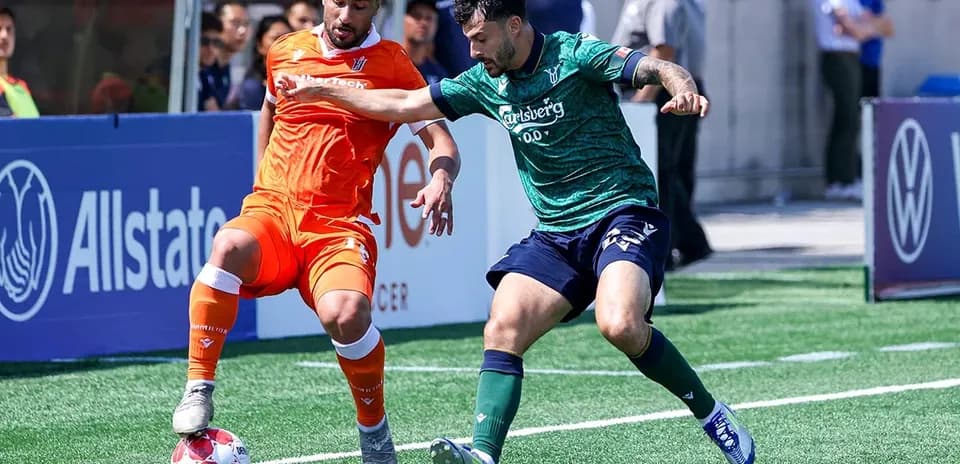 Jugadores de York United y Forge compitiendo por el balón
