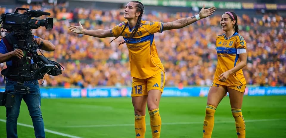 Jugadora de Tigres celebra con compañera
