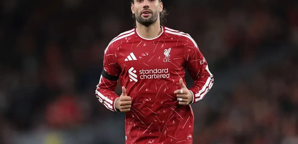 Jugador de Liverpool calentando en el campo