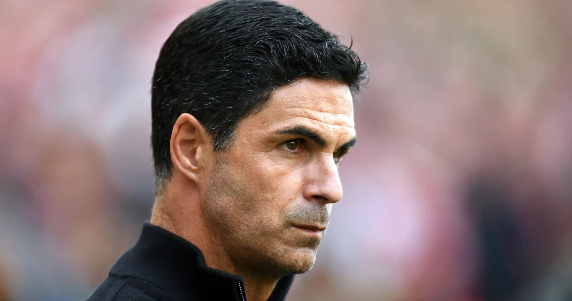 Entrenador observando el juego desde la línea de banda
