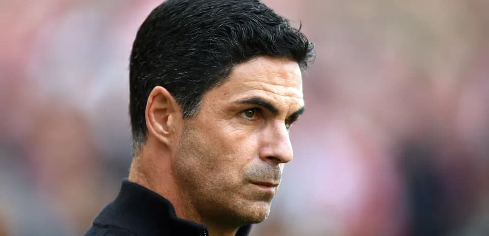 Entrenador observando el juego desde la línea de banda