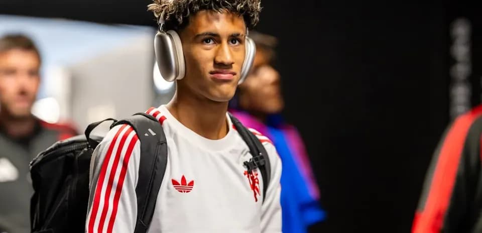Jugador entrando con auriculares y mochila en vestuario