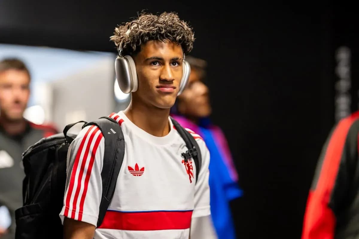 Jugador entrando con auriculares y mochila en vestuario