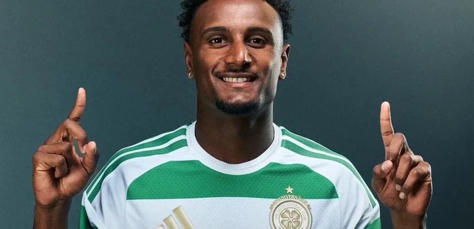 Jugador mostrando un dedo en camiseta de Celtic