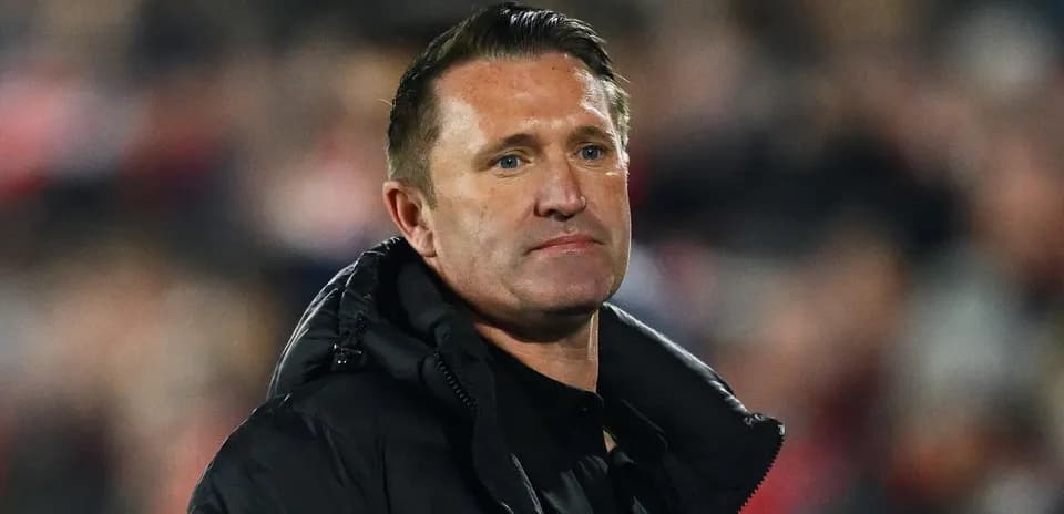 Entrenador observando el partido desde la línea de banda