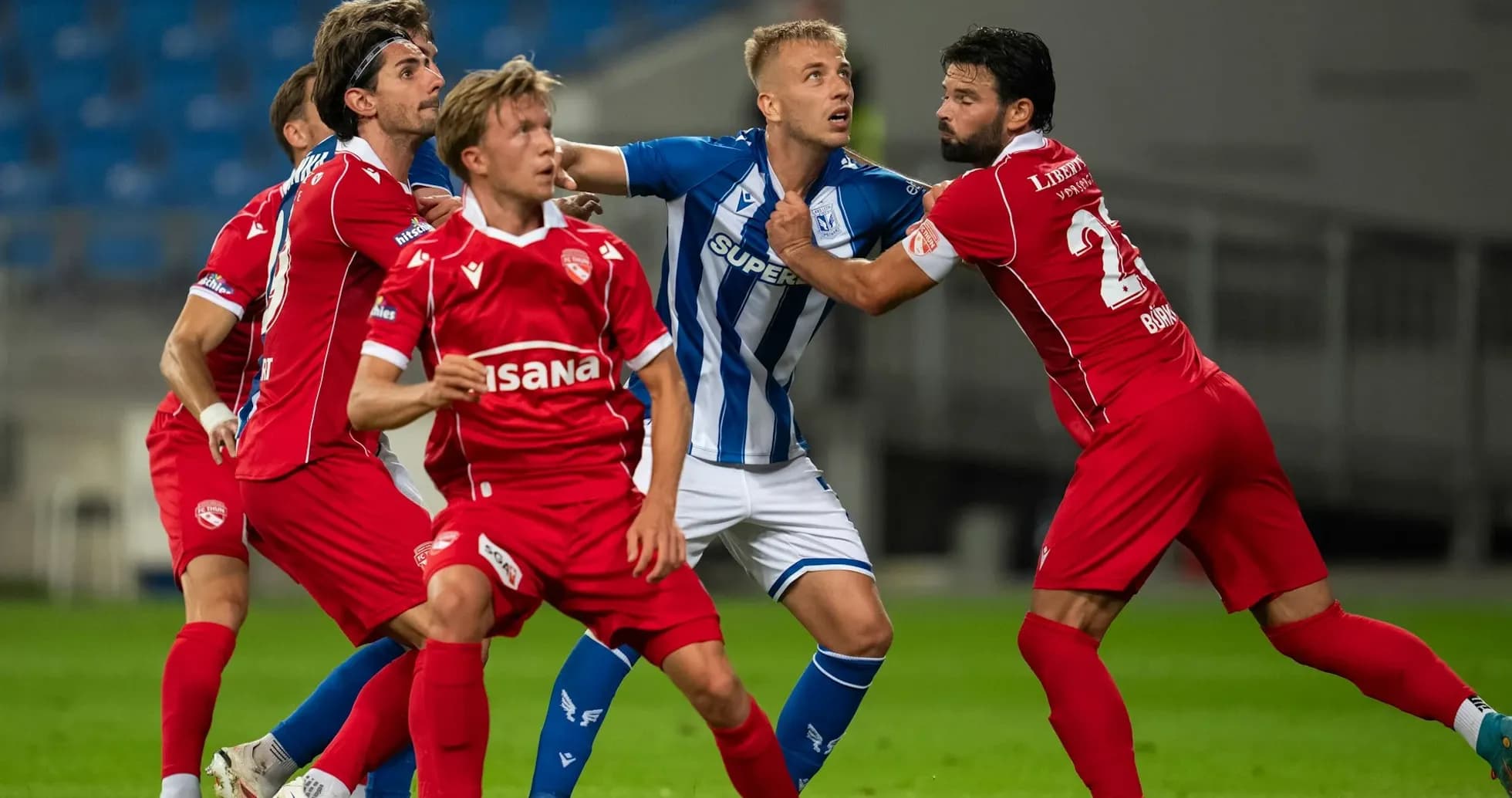 Jugadores de Lech Poznan y FC Thun en acción