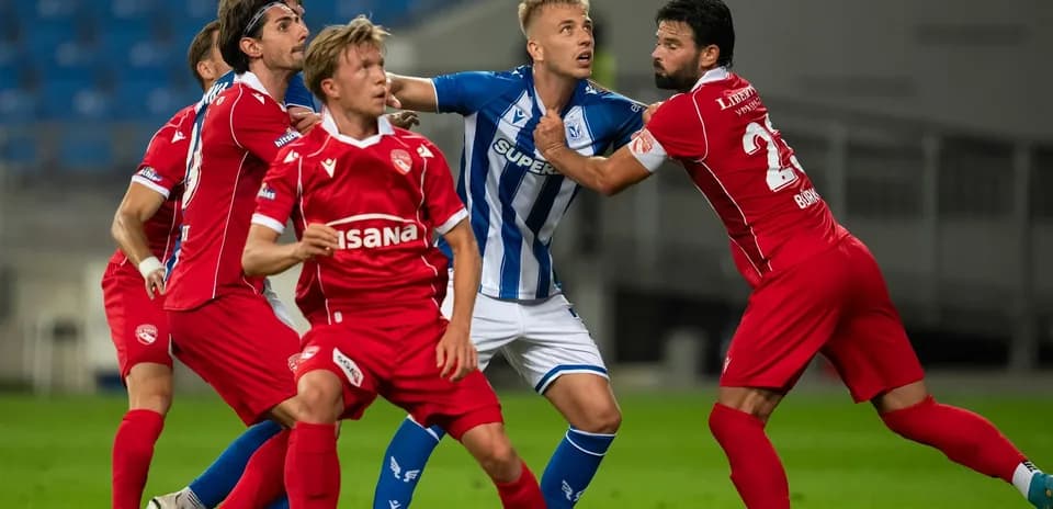 Jugadores de Lech Poznan y FC Thun en acción