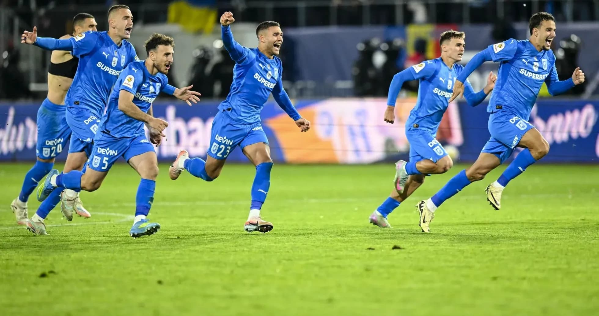 Jugadores de Universitatea Craiova celebrando un gol