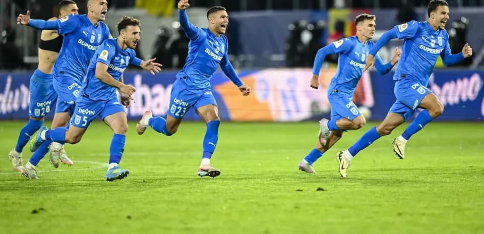 Jugadores de Universitatea Craiova celebrando un gol