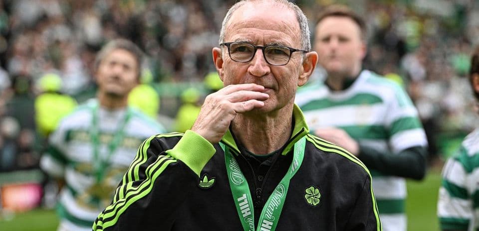 Entrenador en el campo tras el partido