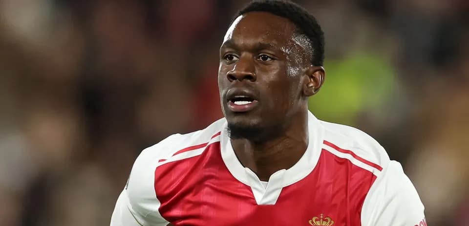 Jugador corriendo con uniforme del AS Monaco
