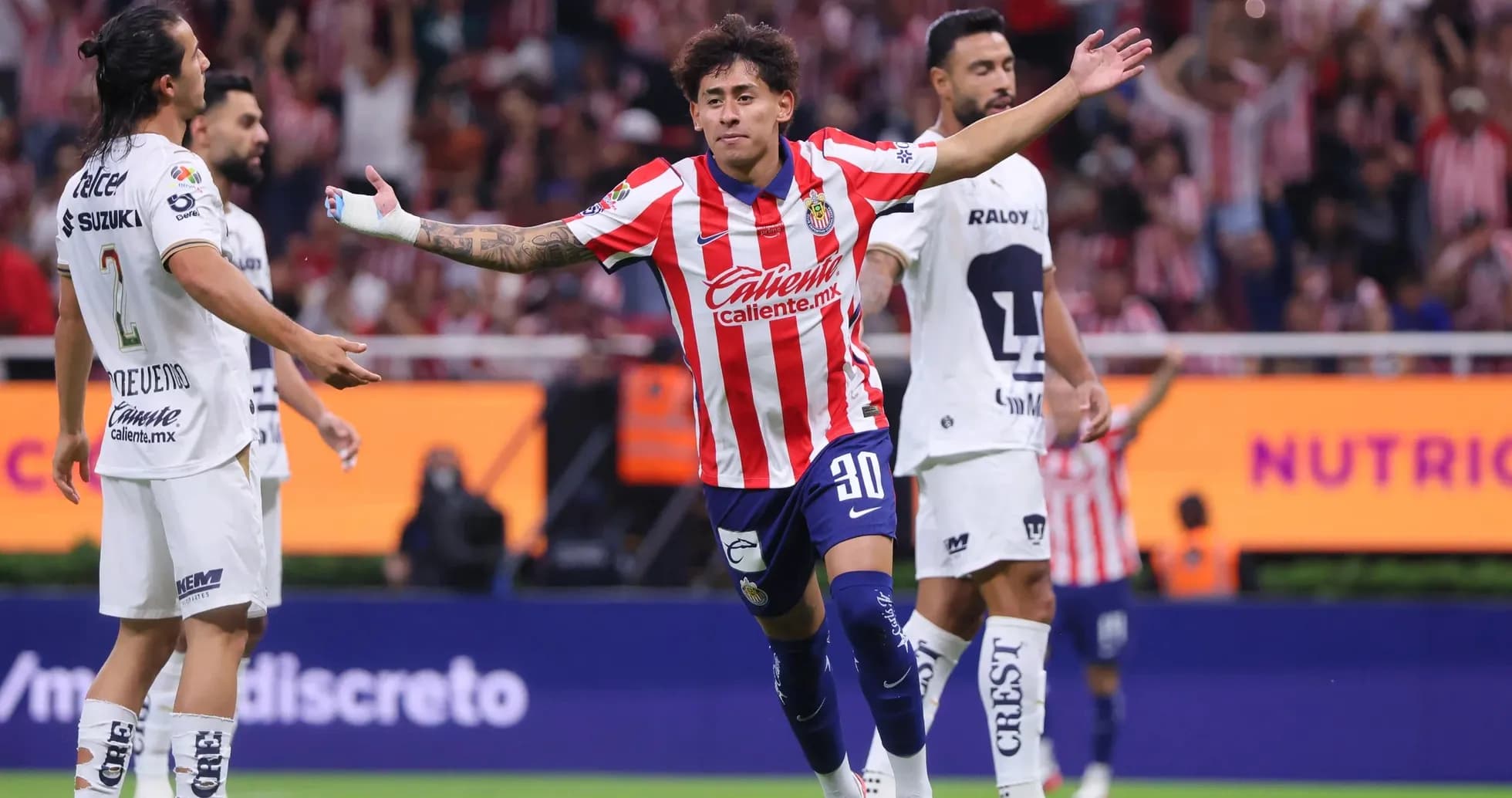 Jugador de Chivas celebrando un gol