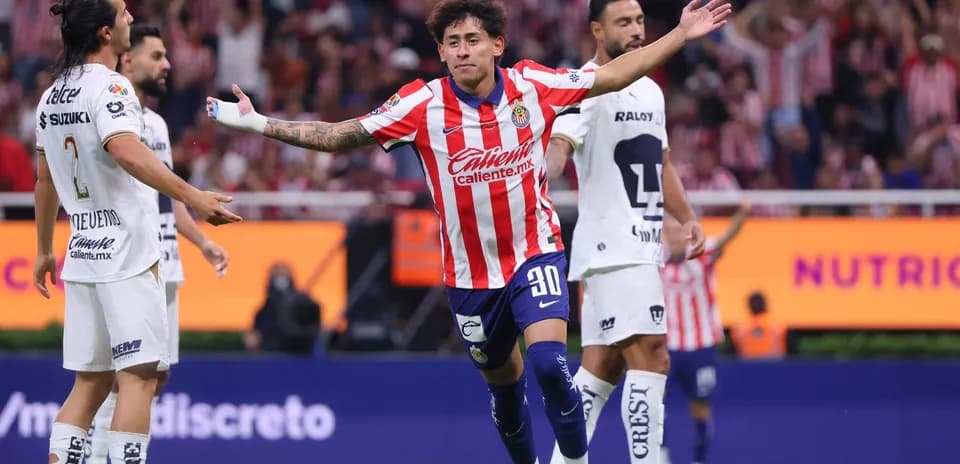 Jugador de Chivas celebrando un gol