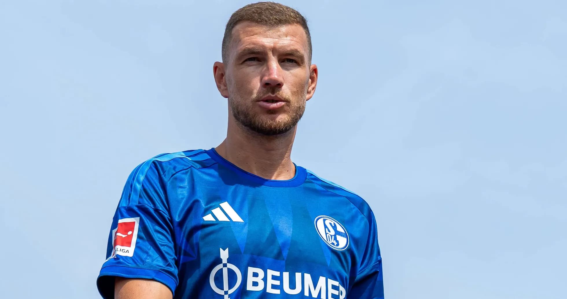 Jugador de Schalke 04 en camiseta azul durante presentación
