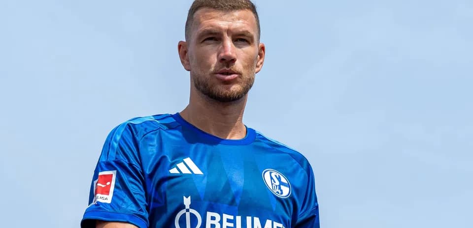 Jugador de Schalke 04 en camiseta azul durante presentación