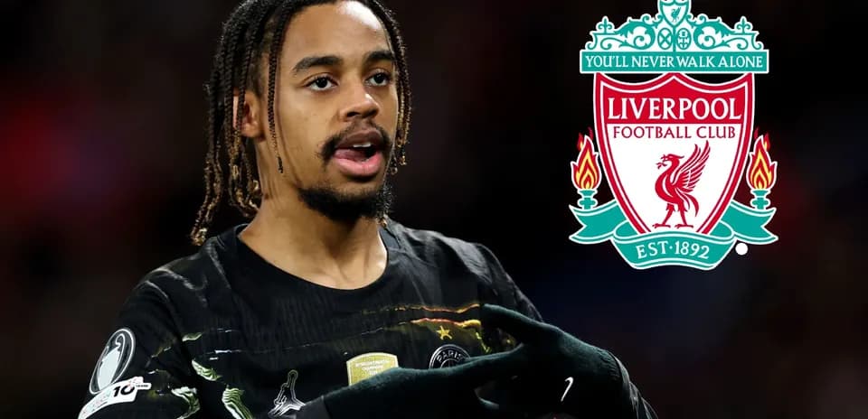 Jugador gesticulando con camiseta de PSG y logo de Liverpool