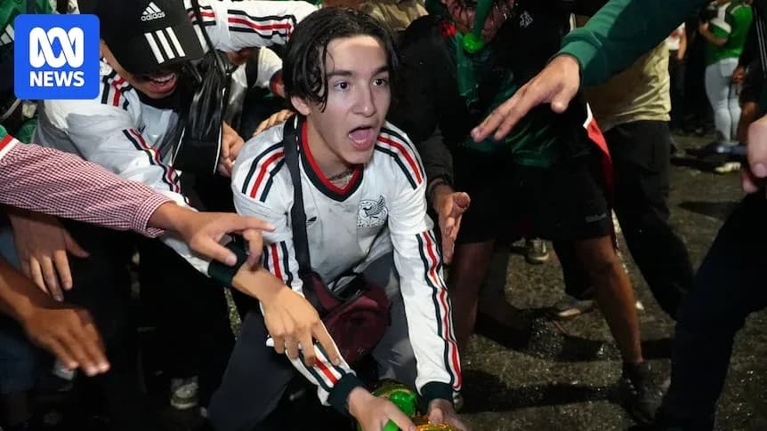 Joven celebrando con aficionados en evento deportivo