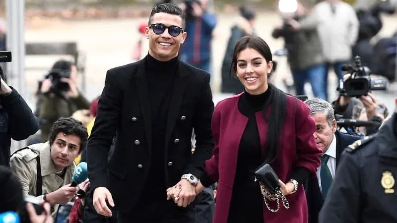 Pareja caminando juntos entre fotógrafos y periodistas