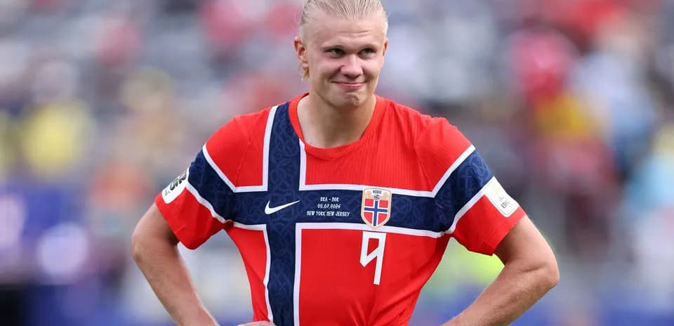 Jugador de Noruega en camiseta roja durante el partido