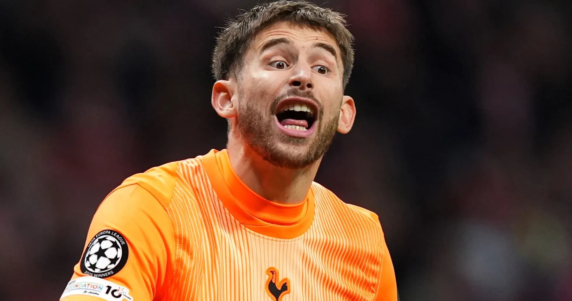 Portero de Tottenham gritando durante un partido