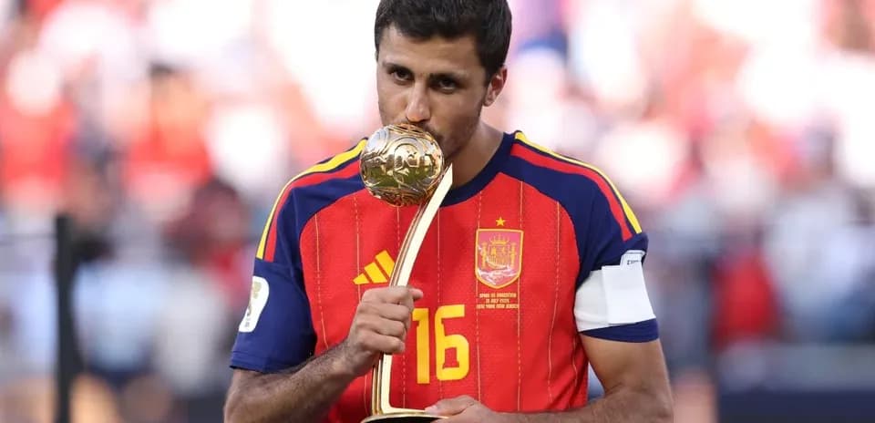 Jugador de España sosteniendo el trofeo de campeón