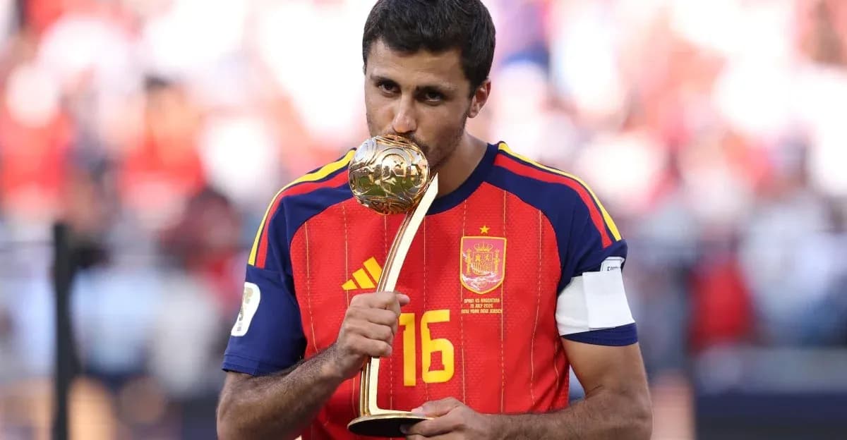 Jugador de España sosteniendo el trofeo de campeón