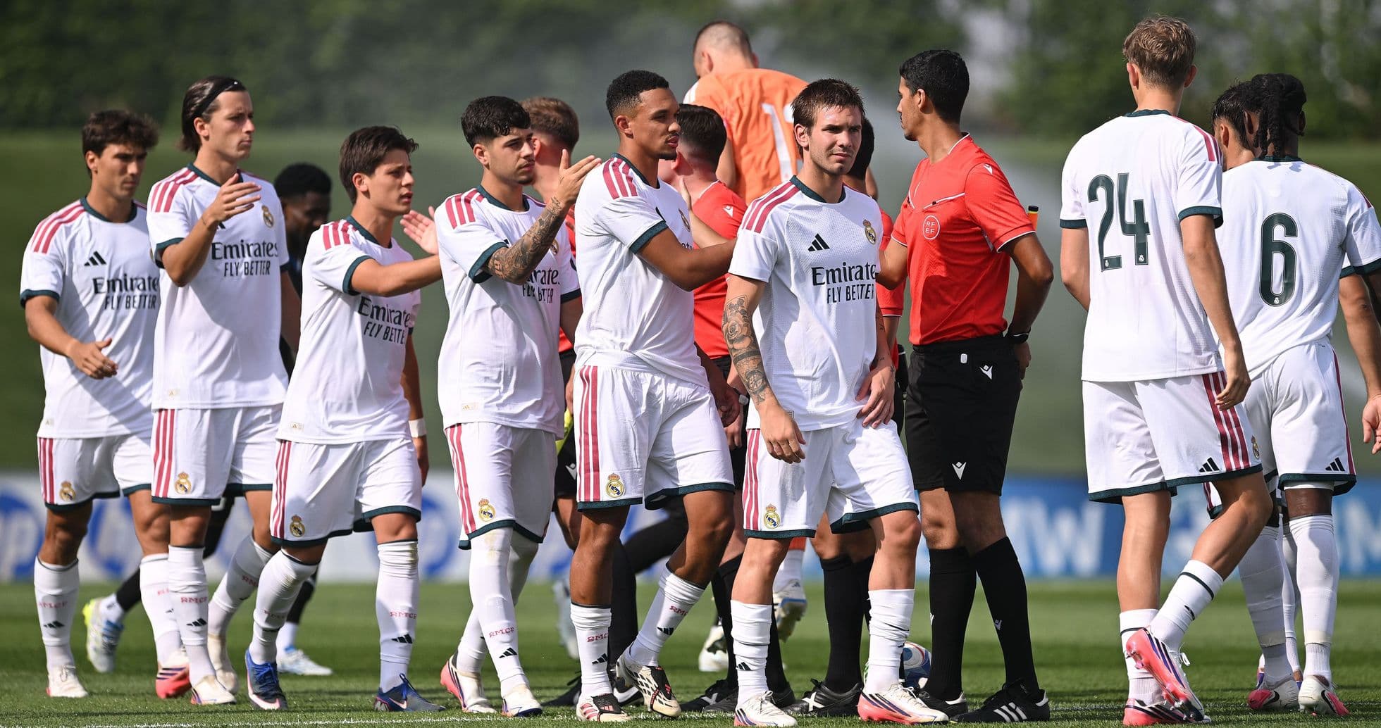 Jugadores de Real Madrid saludando a árbitro antes del partido