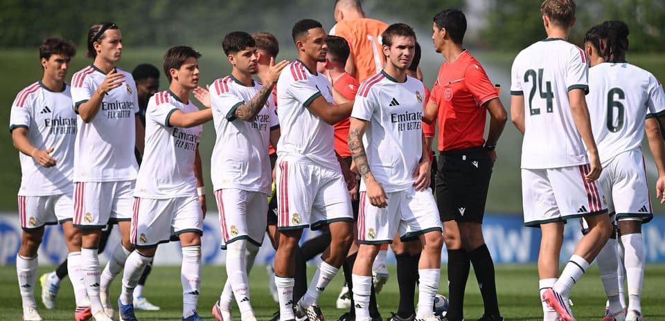 Jugadores de Real Madrid saludando a árbitro antes del partido