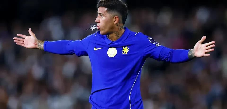 Jugador de Chelsea gesticulando en el campo